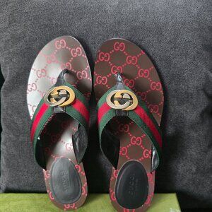 GUCCI BLACK AND RED SANDALS WITH GOLD/SILVER EMBLEM- NEW WITH TAGS